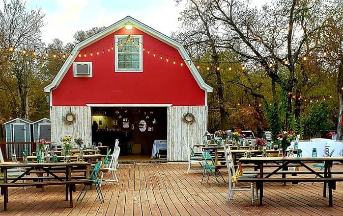 Fortworth What Makes a Barn Wedding Venue